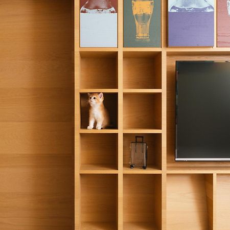 Hotel Indigo Kaohsiung Central Park By Ihg Esterno foto A cat in a bookcase
