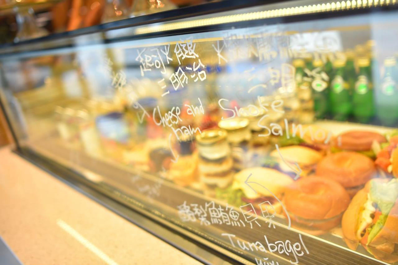Hotel Indigo Kaohsiung Central Park By Ihg Esterno foto A display case at a deli