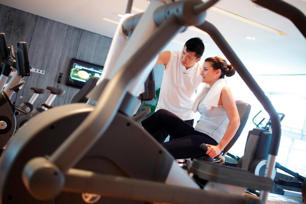Hotel Indigo Kaohsiung Central Park By Ihg Esterno foto Personal trainer with a client