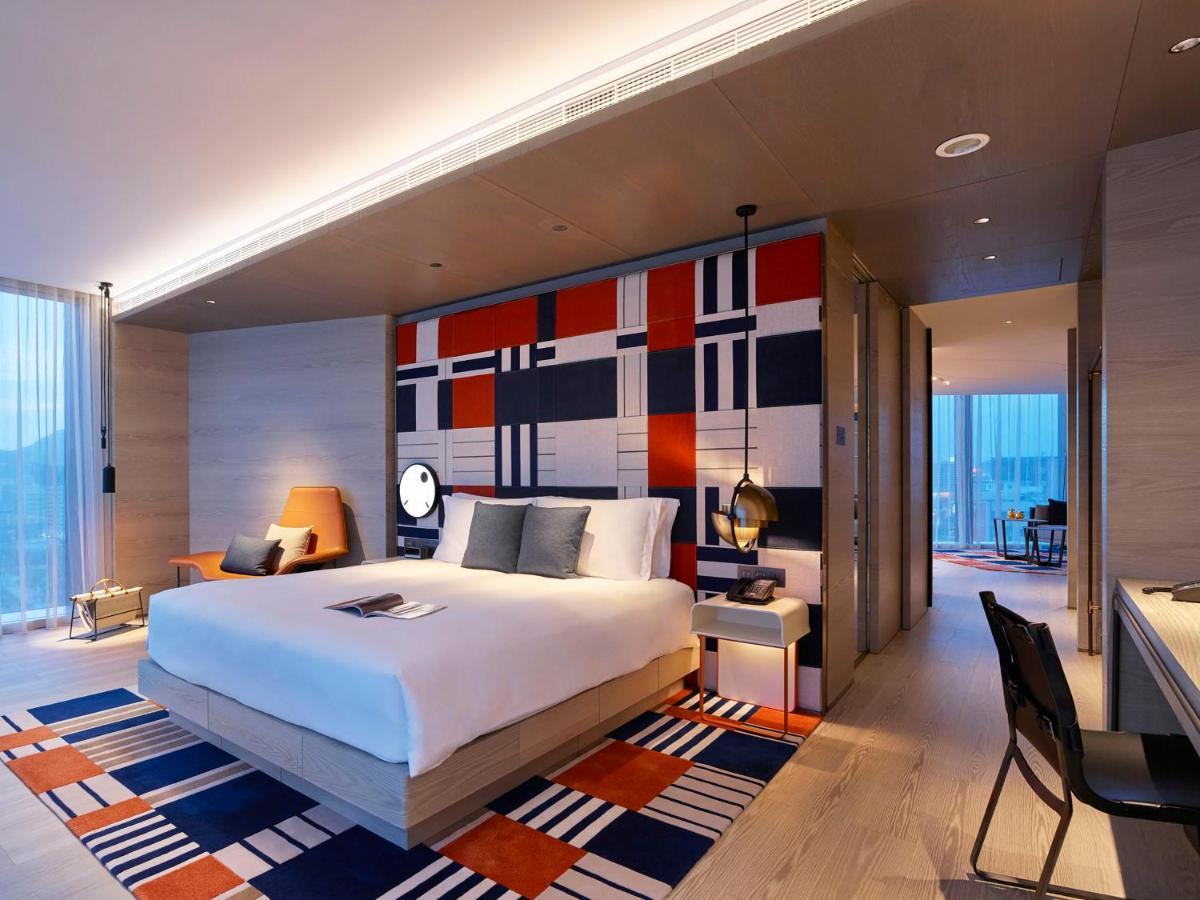 Hotel Indigo Kaohsiung Central Park By Ihg Esterno foto A bedroom at the hotel