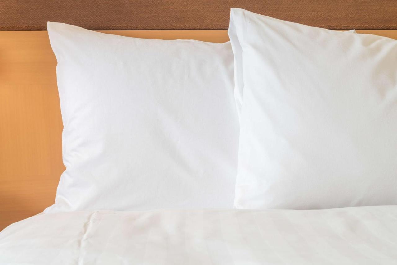 Hotel Indigo Kaohsiung Central Park By Ihg Esterno foto Two pillows on a bed