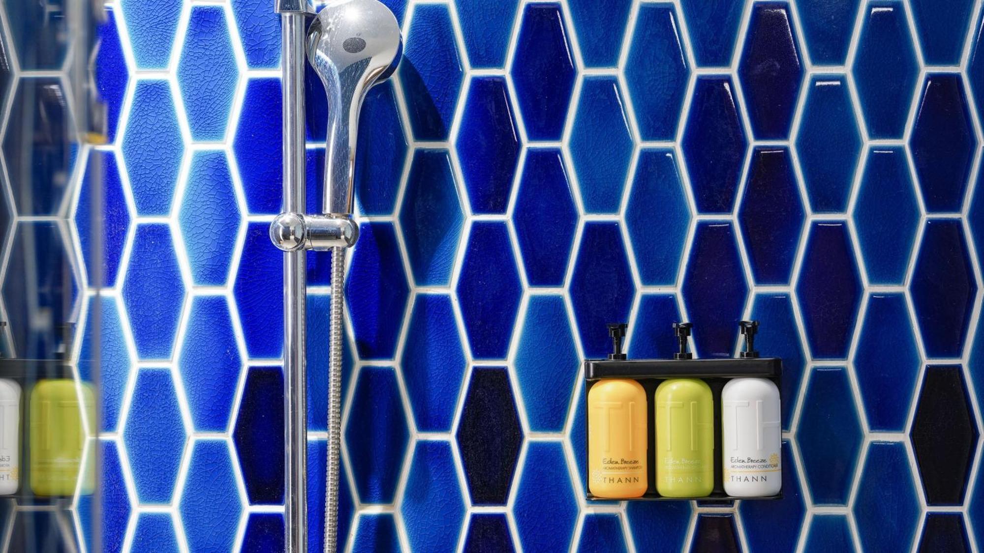 Hotel Indigo Kaohsiung Central Park By Ihg Esterno foto A shower