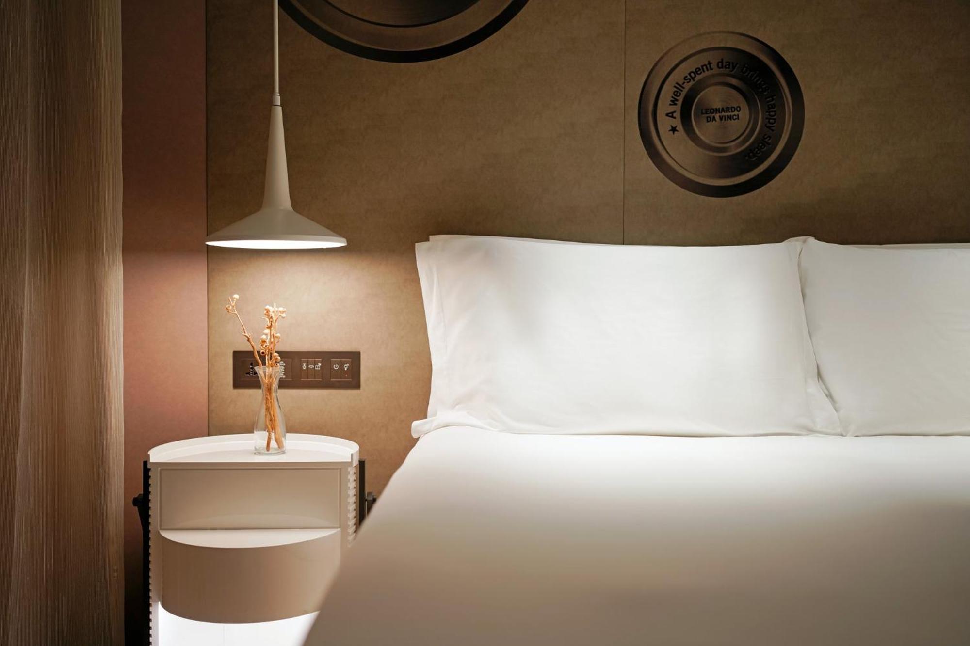 Hotel Indigo Kaohsiung Central Park By Ihg Esterno foto A room at the hotel