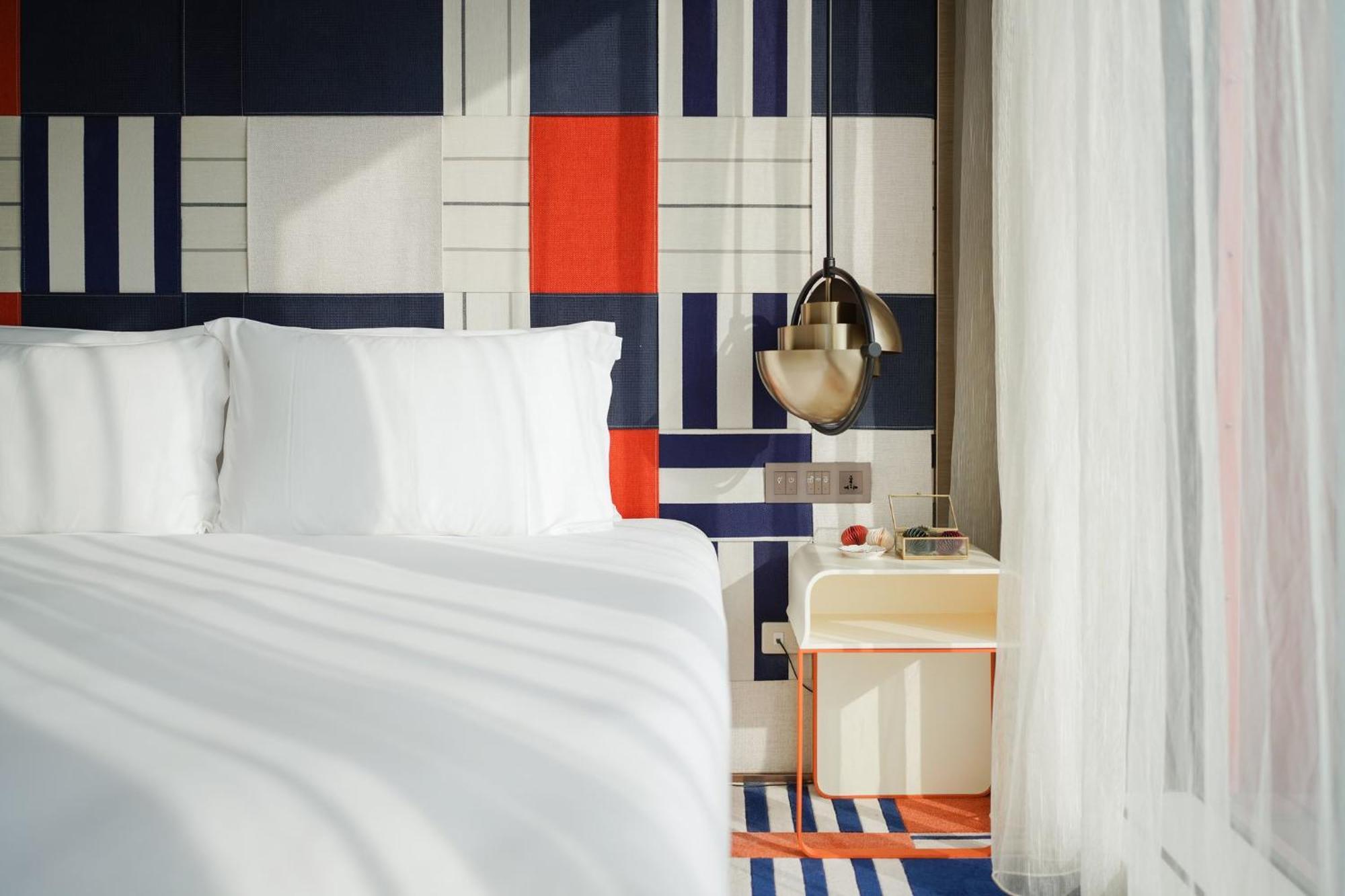Hotel Indigo Kaohsiung Central Park By Ihg Esterno foto A room at the Standard East Village