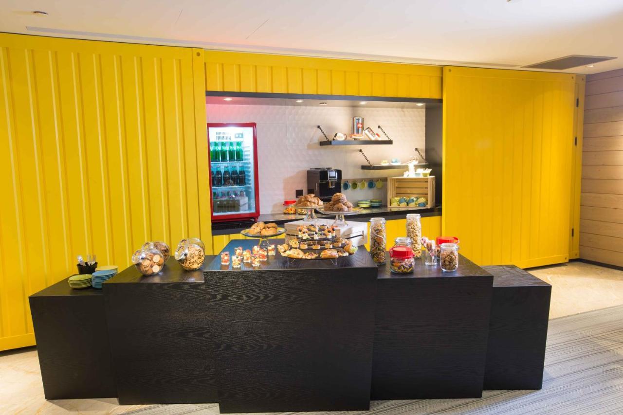 Hotel Indigo Kaohsiung Central Park By Ihg Esterno foto A coffee shop in the hotel